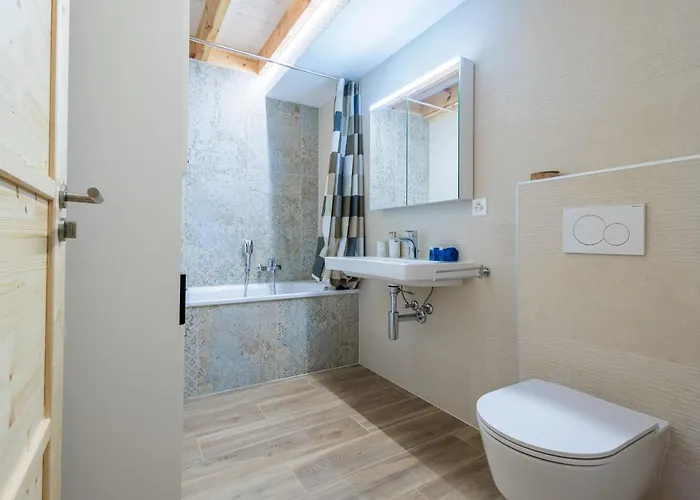 Mitoyenne Proche Des Bains *