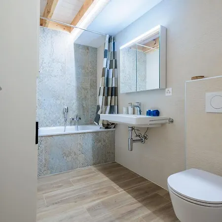 Mitoyenne Proche Des Bains *